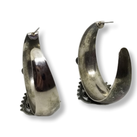 VINTAGE SILVERPLATED STEEL ORNATE DETAIL MEDIUM SIZE HOOP EARRINGS - Picture 6 of 7